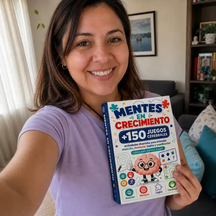 Mamá mostrando el cuaderno Mentes en Crecimiento